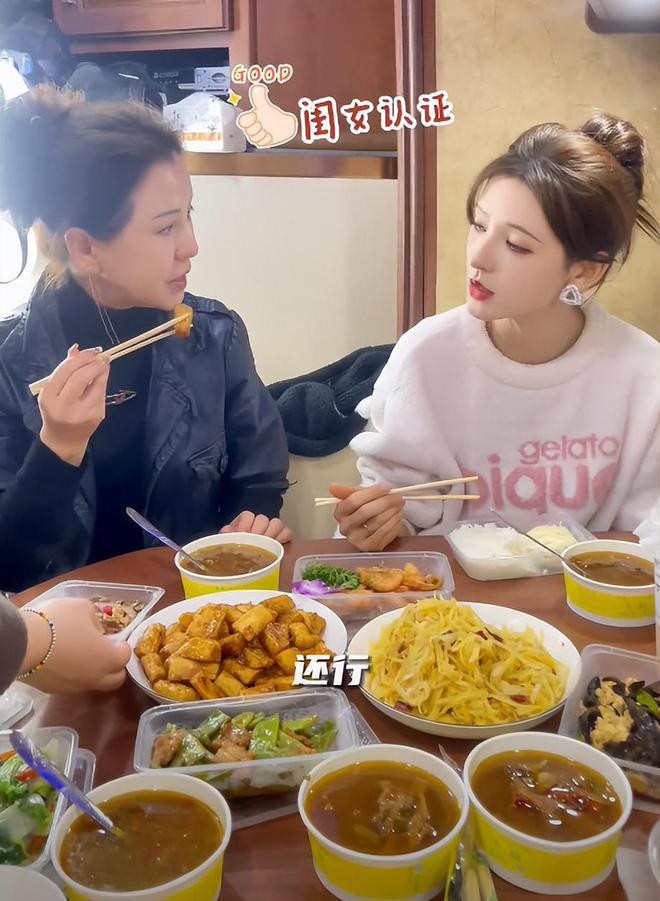 明星剧组伙食揭秘！景甜太丰盛，张予曦妈妈跟组做饭