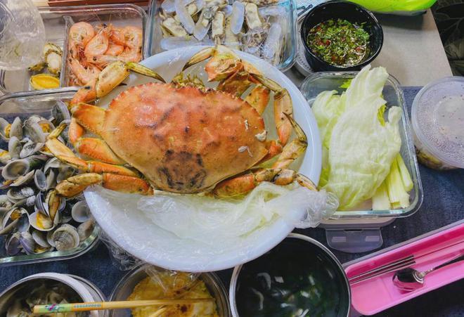 明星剧组伙食揭秘！景甜太丰盛，张予曦妈妈跟组做饭