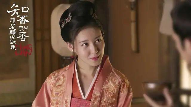 长得像高圆圆，别的中年女演员无戏可演，她演啥爆啥