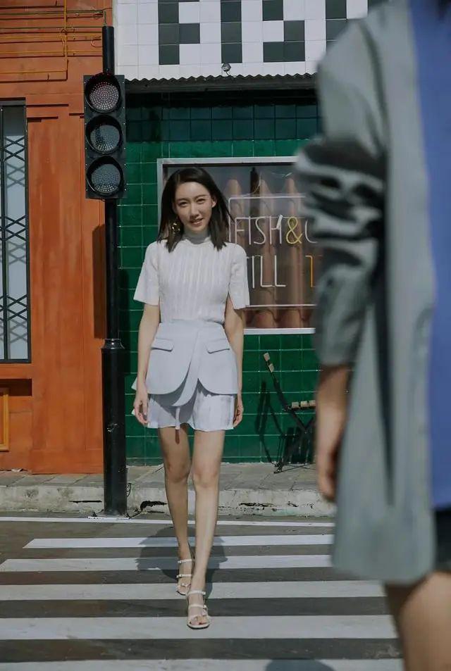 长得像高圆圆，别的中年女演员无戏可演，她演啥爆啥