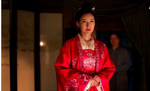 长得像高圆圆，别的中年女演员无戏可演，她演啥爆啥