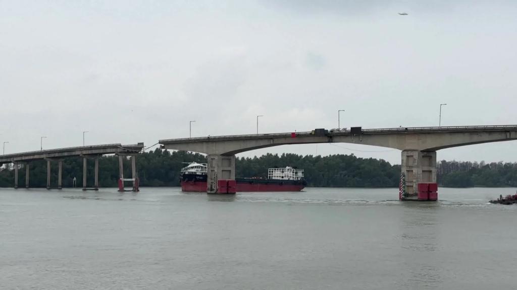 广州一大桥被船只撞断，近年中国船撞桥风险正持续上升