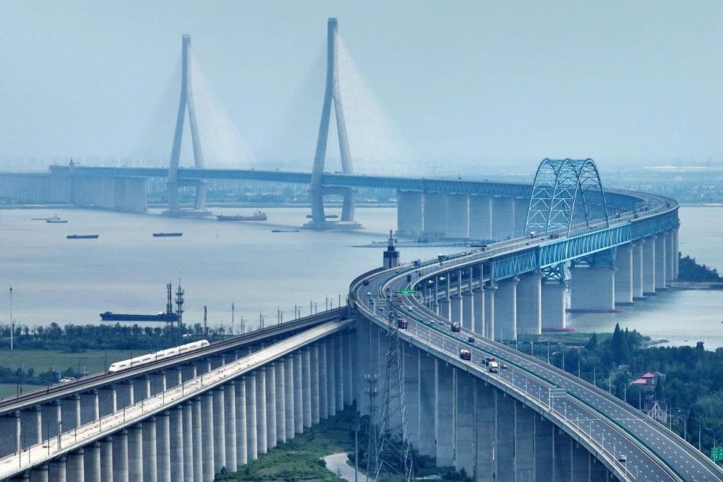 广州一大桥被船只撞断，近年中国船撞桥风险正持续上升