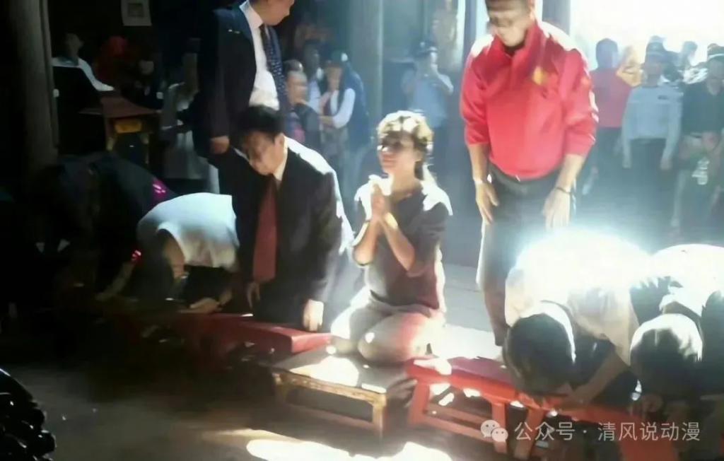 网红cos赵世子抢神明香火被骂惨，网友：刘涛演妈祖还要请示