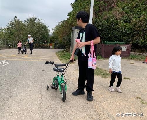 王祖蓝自曝5岁长女身高快要赶上他，倍感压力偷偷穿增高鞋