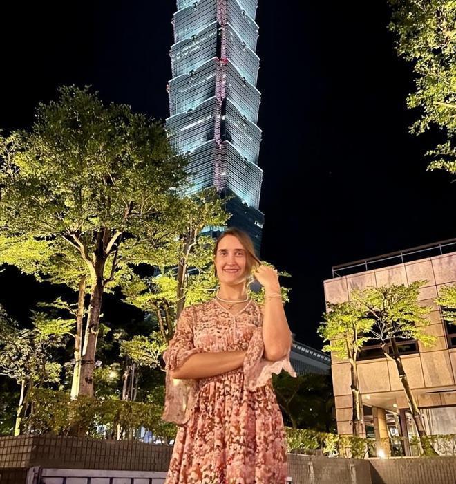 55岁黄品源将迎娶俄罗斯女友，对方身材高挑长相很甜美