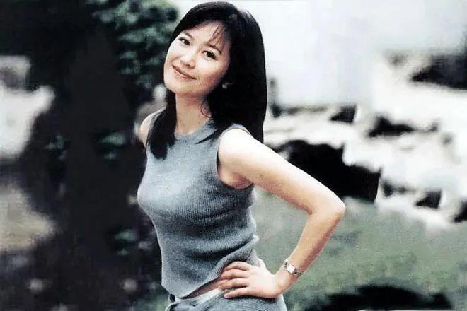 不结婚，年过半百的俞飞鸿的人生有多爽？