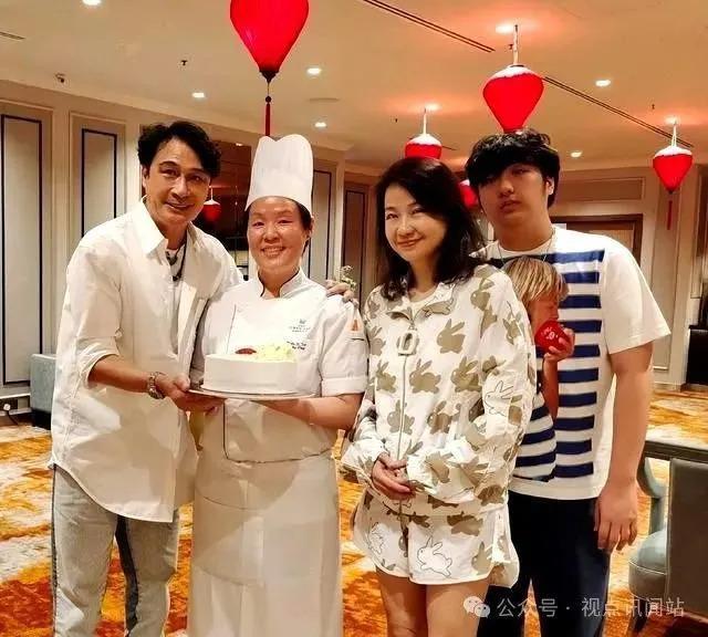 吴镇宇回老婆娘家过年！15岁费曼垂头丧气疑患社恐