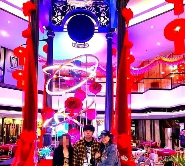 吴镇宇回老婆娘家过年！15岁费曼垂头丧气疑患社恐