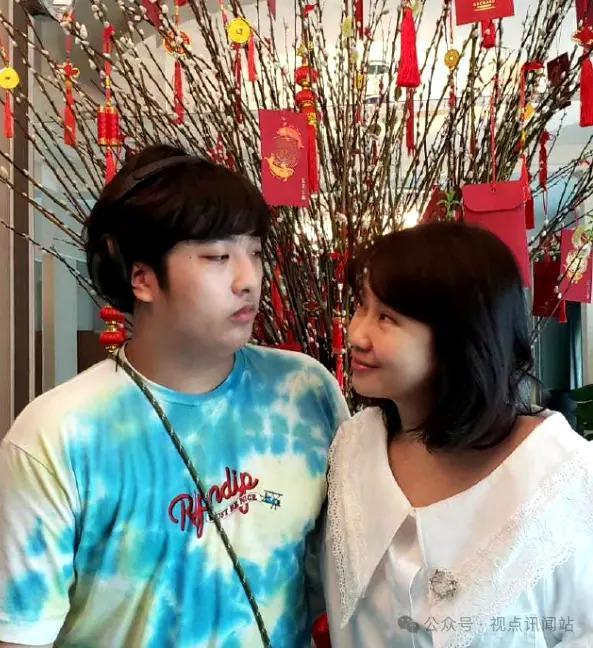 吴镇宇回老婆娘家过年！15岁费曼垂头丧气疑患社恐