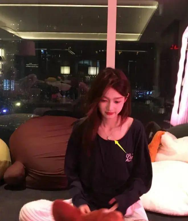 王思聪换新欢后续！送女友7万包补过情人节，一身行头十几万