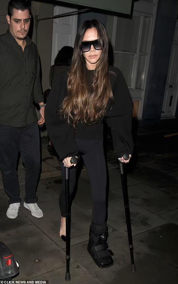 贝嫂突发意外受重伤,如今得靠拐杖行走.