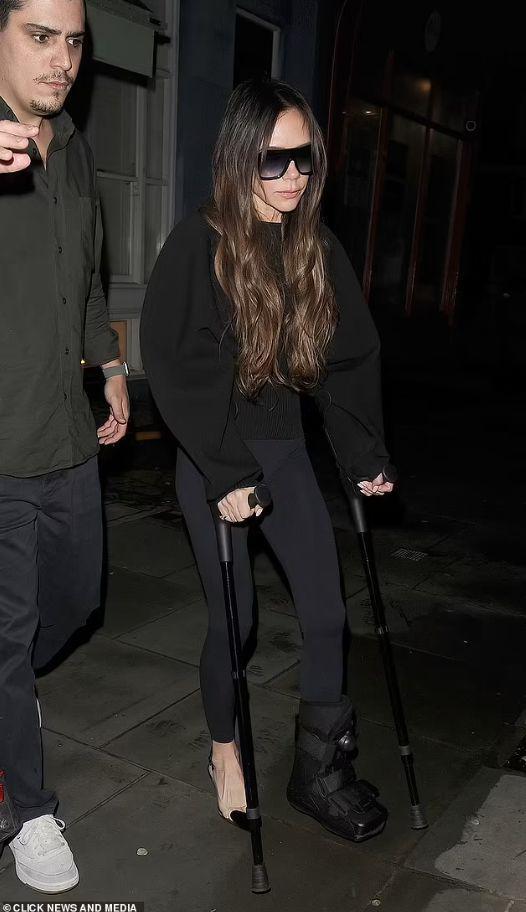 贝嫂突发意外受重伤,如今得靠拐杖行走.