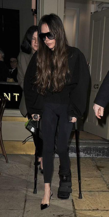 贝嫂突发意外受重伤,如今得靠拐杖行走.