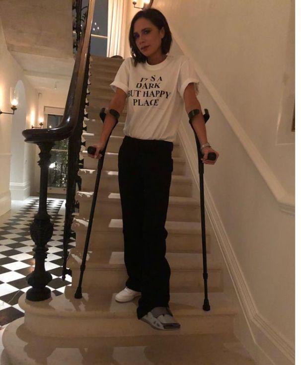 贝嫂突发意外受重伤,如今得靠拐杖行走.