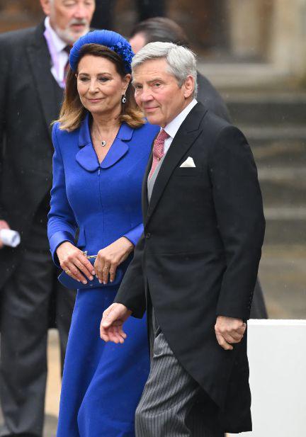 贝嫂突发意外受重伤,如今得靠拐杖行走.