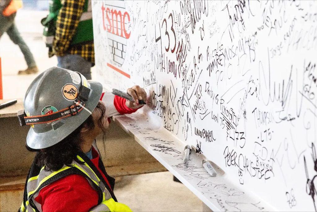 台积电传喜报：美国亚利桑那州第二晶圆厂庆祝“封顶”里程碑