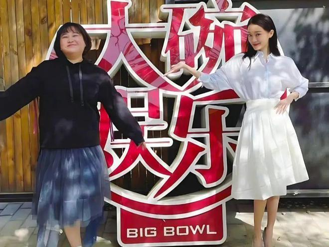张小斐看贾玲的眼神，“变味了”！