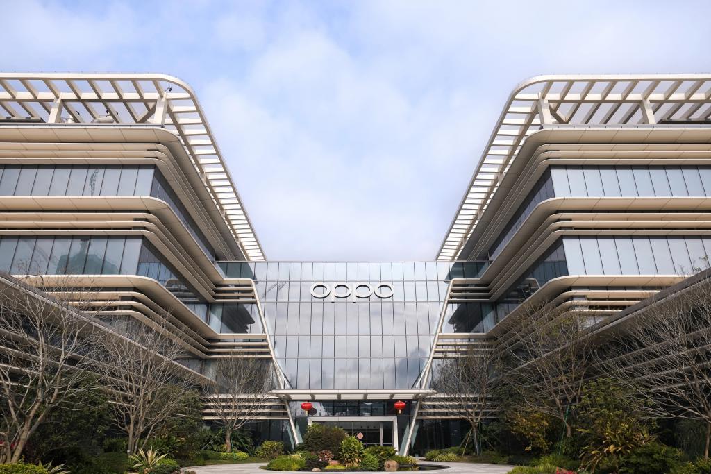 大厂们都在押注的 AI 手机，到底是噱头还是未来？