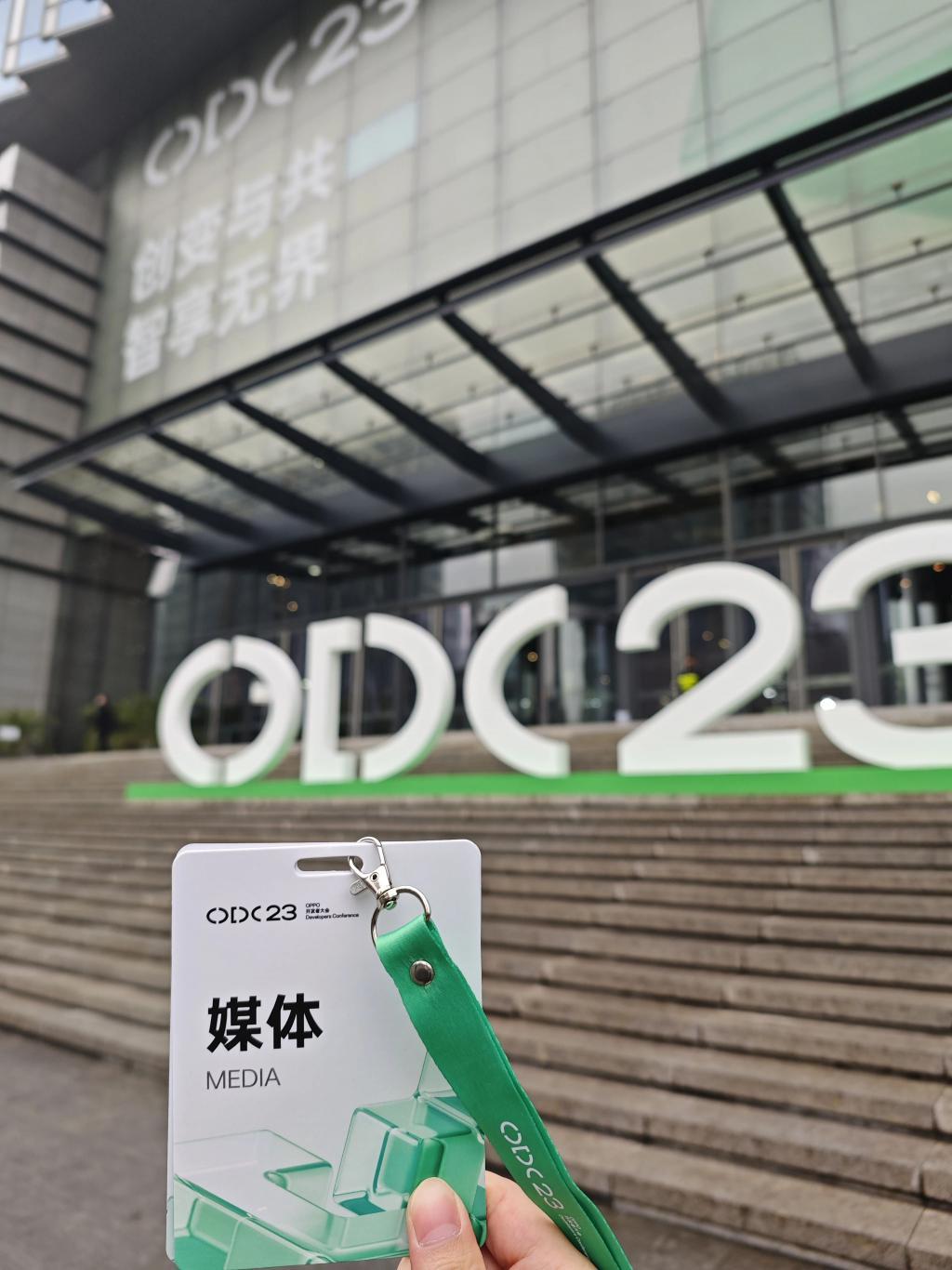 大厂们都在押注的 AI 手机，到底是噱头还是未来？