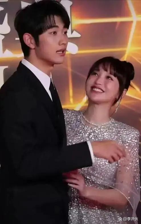 金莎声称接受与小男友饰演母子，被调侃“依旧努力爱”