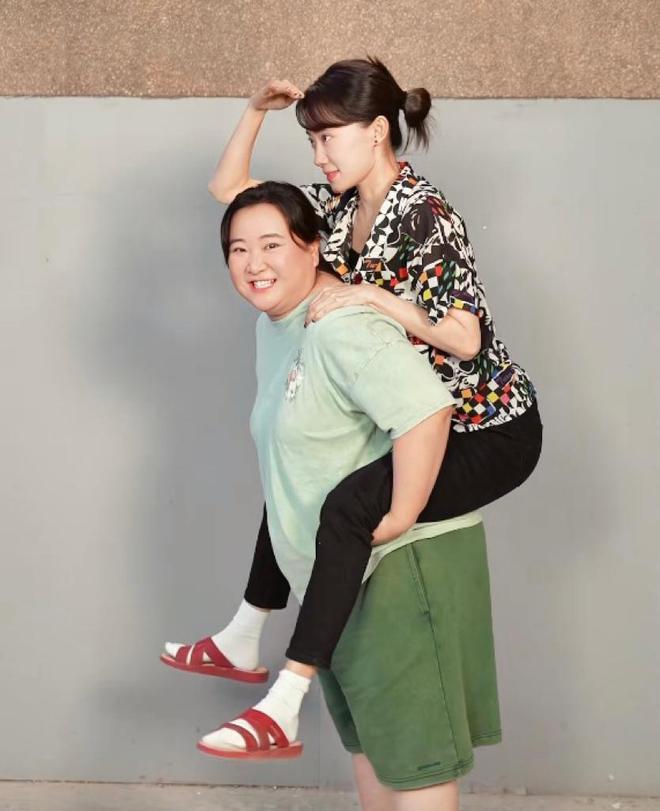 安藤樱对比贾玲，老天爷赏饭吃与科班演技差距一目了然