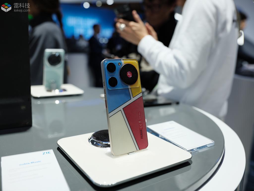 暴走3万步看透MWC ：国产品牌占C位，AI硬件浪潮澎湃