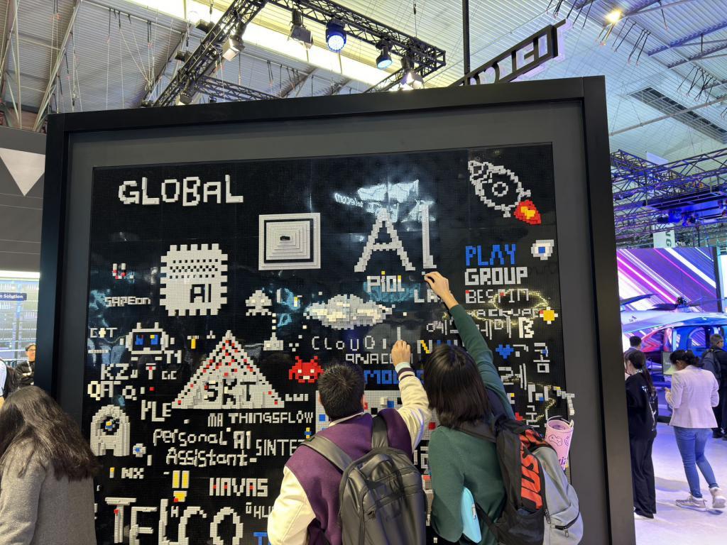 暴走3万步看透MWC ：国产品牌占C位，AI硬件浪潮澎湃