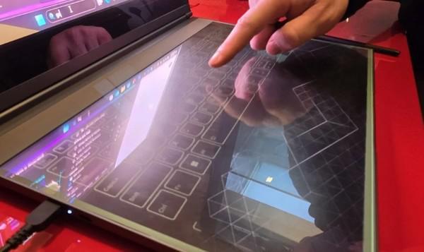 联想这款透明笔记本在MWC上火了！歪果仁忍不住上手