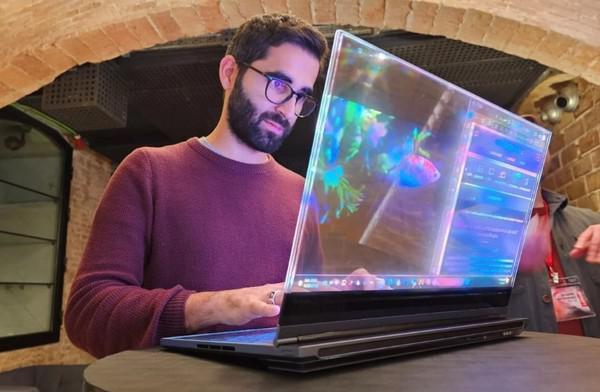 联想这款透明笔记本在MWC上火了！歪果仁忍不住上手