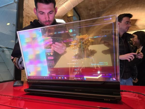 联想这款透明笔记本在MWC上火了！歪果仁忍不住上手