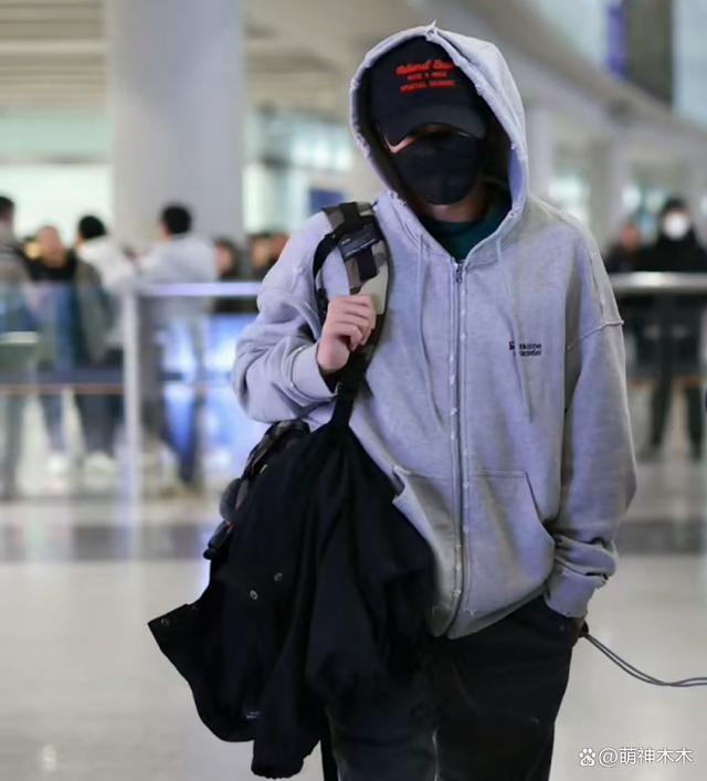 王菲谢霆锋百元穿搭享受生活，前夫哥在线卖惨讨赏