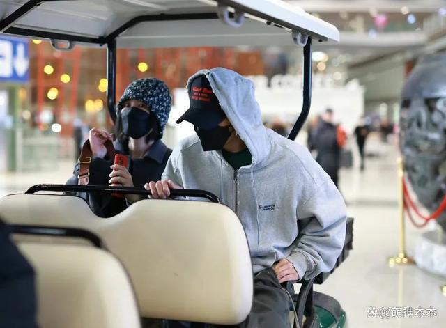 王菲谢霆锋百元穿搭享受生活，前夫哥在线卖惨讨赏