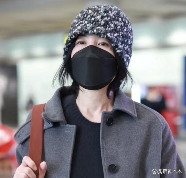 王菲谢霆锋百元穿搭享受生活，前夫哥在线卖惨讨赏