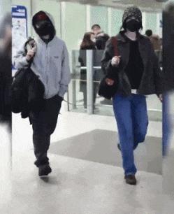 王菲谢霆锋百元穿搭享受生活，前夫哥在线卖惨讨赏