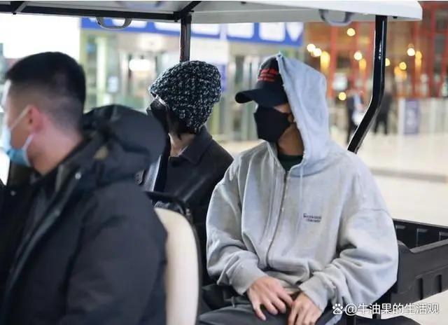 王菲谢霆锋旅行回国破分手传闻，天王天后同框气场全开