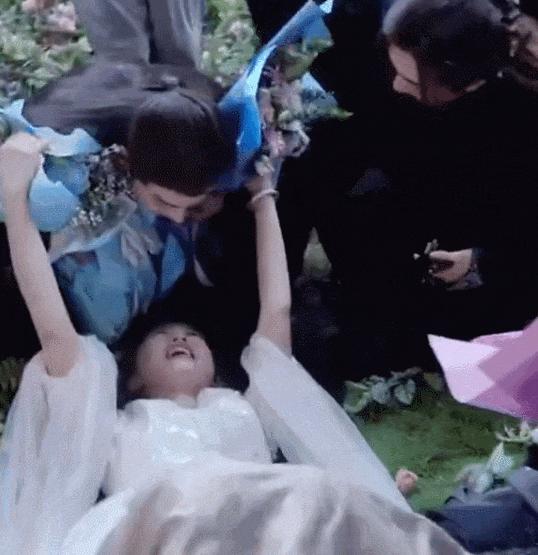 「自爆」丑闻的男明星，终于要塌房了？