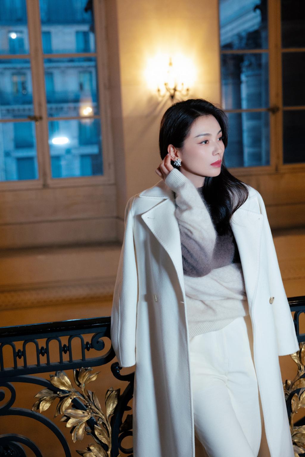 刘涛穿白色大衣配侧披卷发 优雅知性