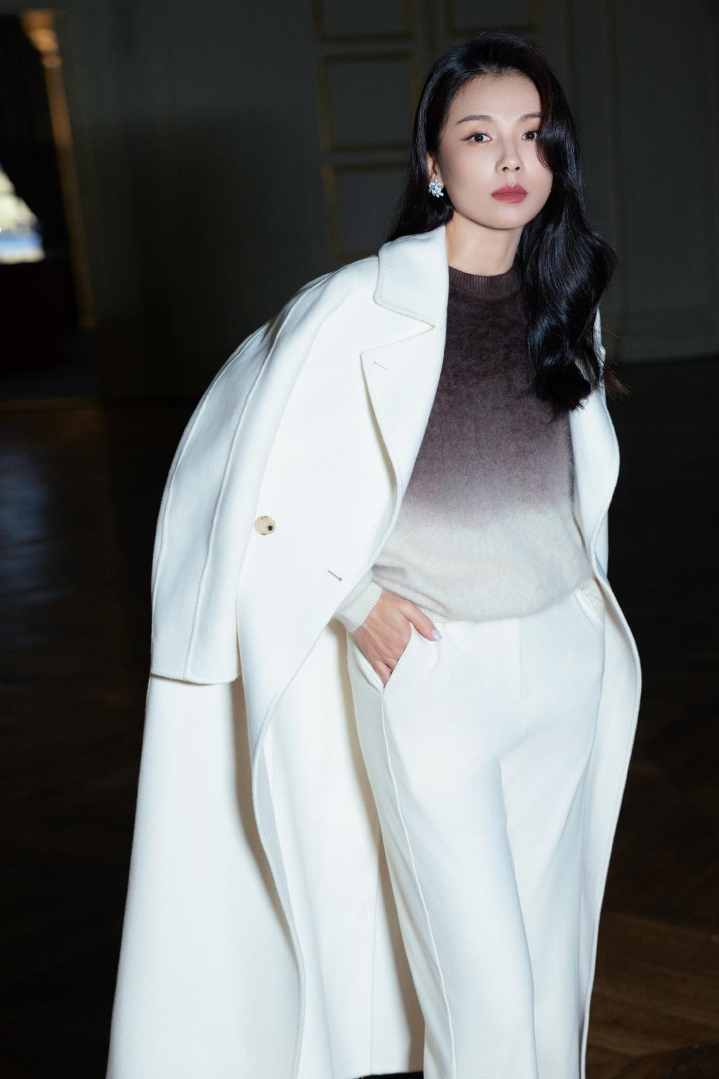 刘涛穿白色大衣配侧披卷发 优雅知性