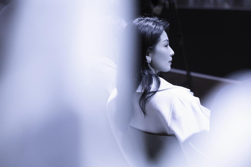 刘涛穿白色大衣配侧披卷发 优雅知性