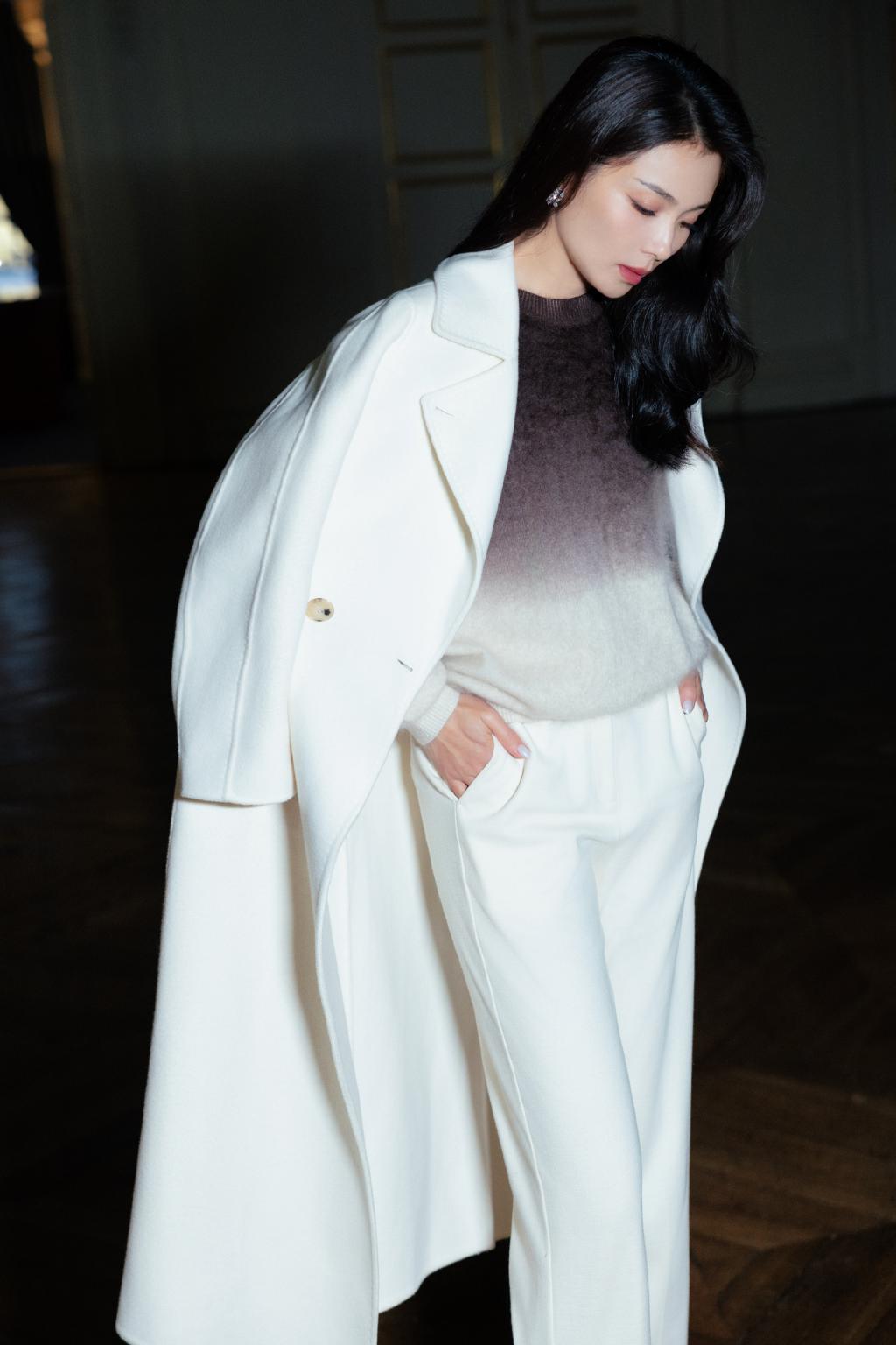 刘涛穿白色大衣配侧披卷发 优雅知性