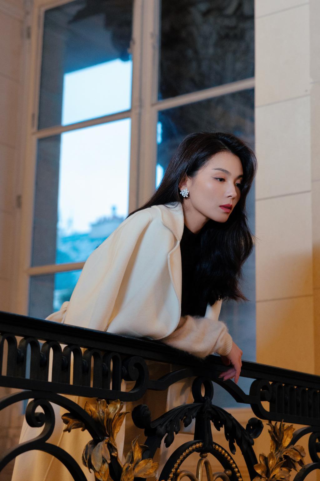 刘涛穿白色大衣配侧披卷发 优雅知性