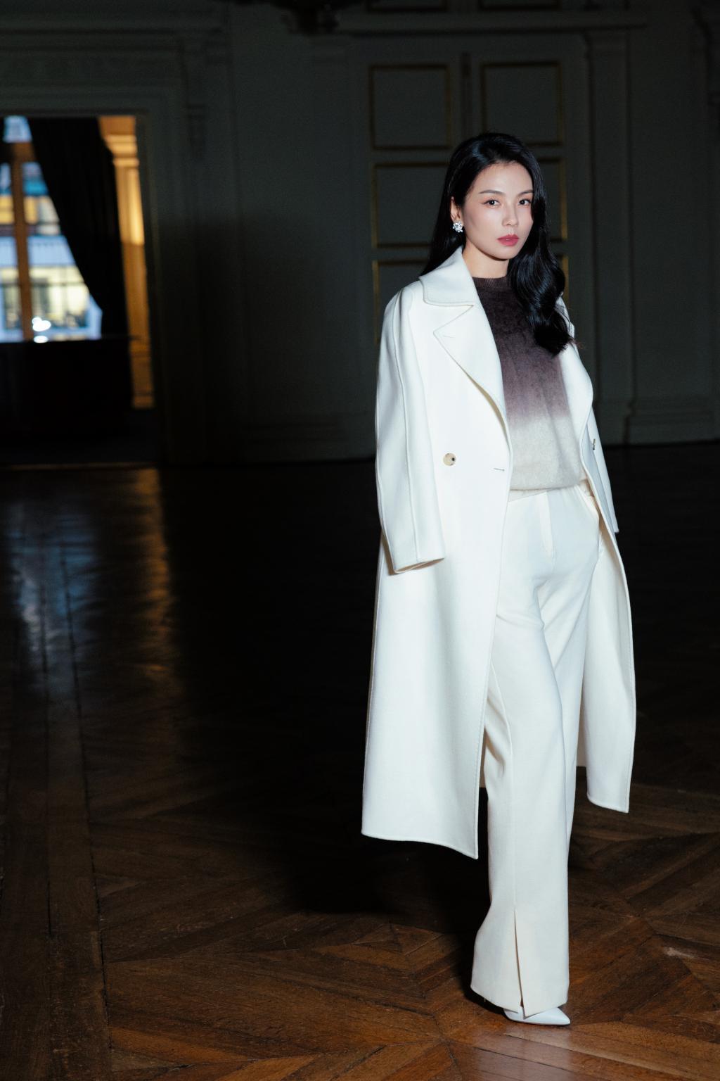 刘涛穿白色大衣配侧披卷发 优雅知性