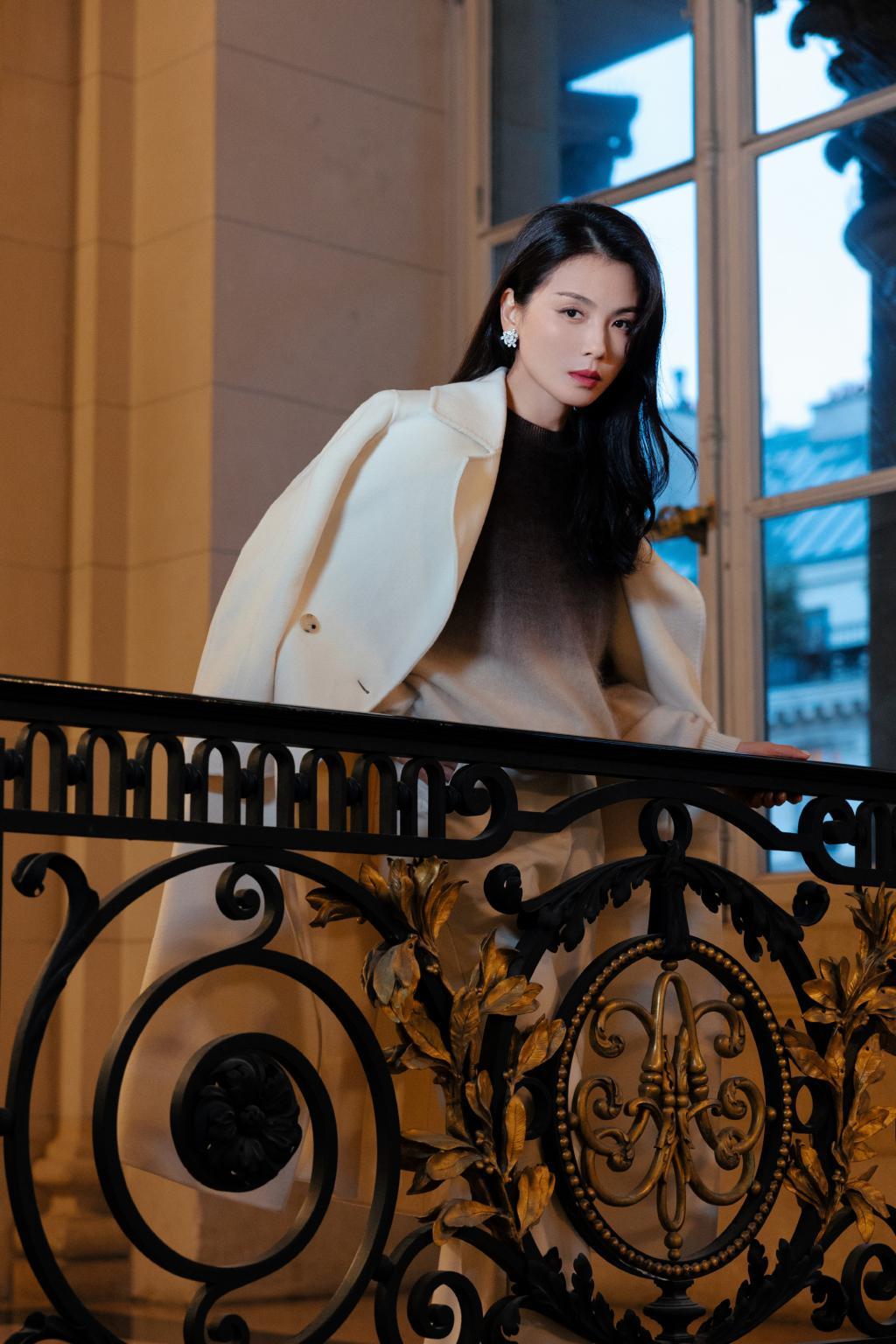 刘涛穿白色大衣配侧披卷发 优雅知性