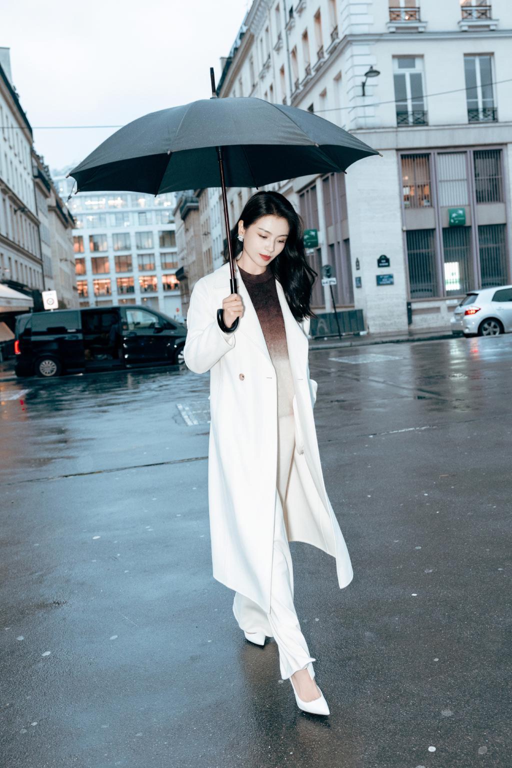 刘涛穿白色大衣配侧披卷发 优雅知性