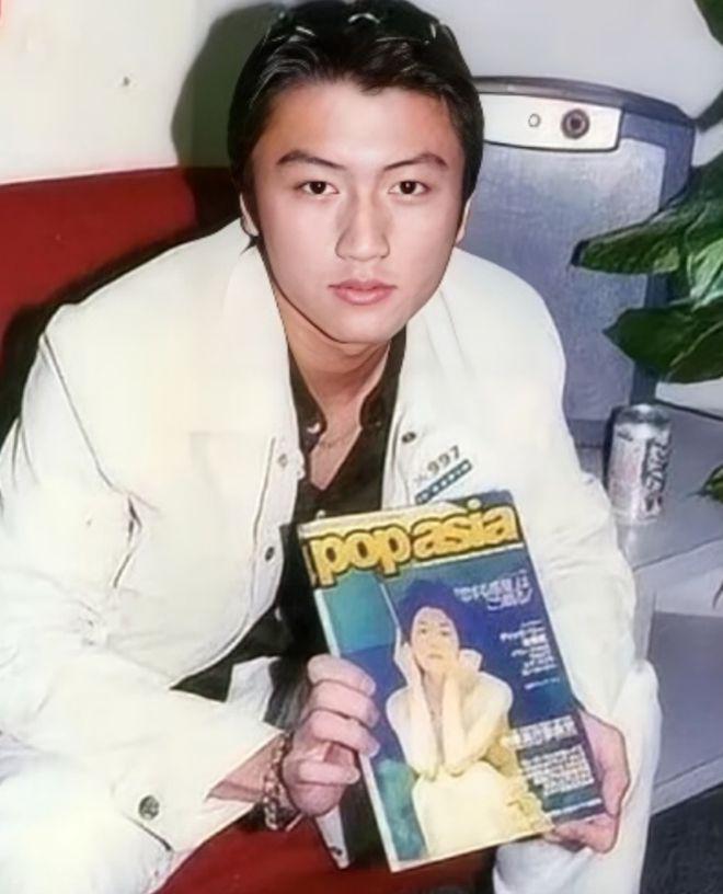 王菲谢霆锋日本度假，复合近十年恩爱如初，李亚鹏直播痛哭