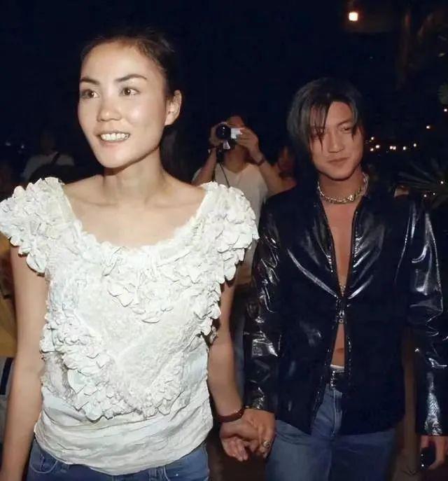 王菲谢霆锋日本度假，复合近十年恩爱如初，李亚鹏直播痛哭