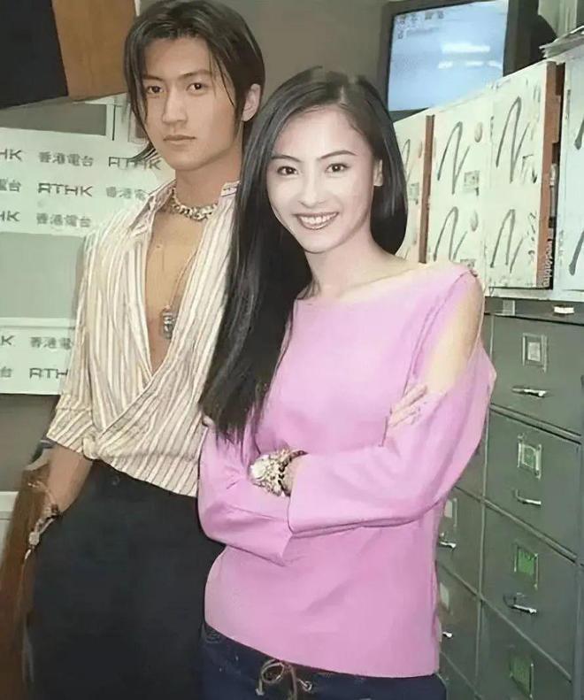 王菲谢霆锋日本度假，复合近十年恩爱如初，李亚鹏直播痛哭