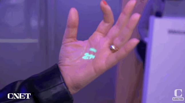 首批现场体验 AI Pin 的人：为什么我不换台手机呢？