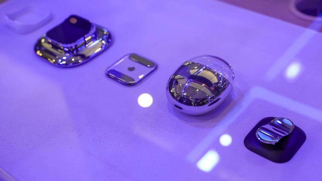 首批现场体验 AI Pin 的人：为什么我不换台手机呢？